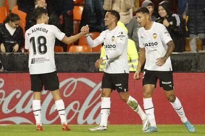 El delantero neerlandés del Valencia, Justin Kluivert (c), celebra el tercer gol del equipo valencianista durante el encuentro correspondiente a la jornada 14 de Primera División que disputan hoy jueves frente al Betis en el estadio de Mestalla, en Valencia.