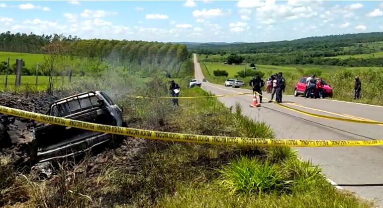 La camioneta fue a parar en una cuneta de la vía y fue consumida por el fuego.