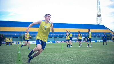 Diego Fernández, que está para arrancar de titular, trabaja intensamente en el aspecto físico durante el entrenamiento.