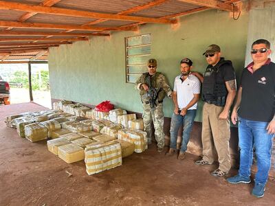 Droga incautada y el detenido.