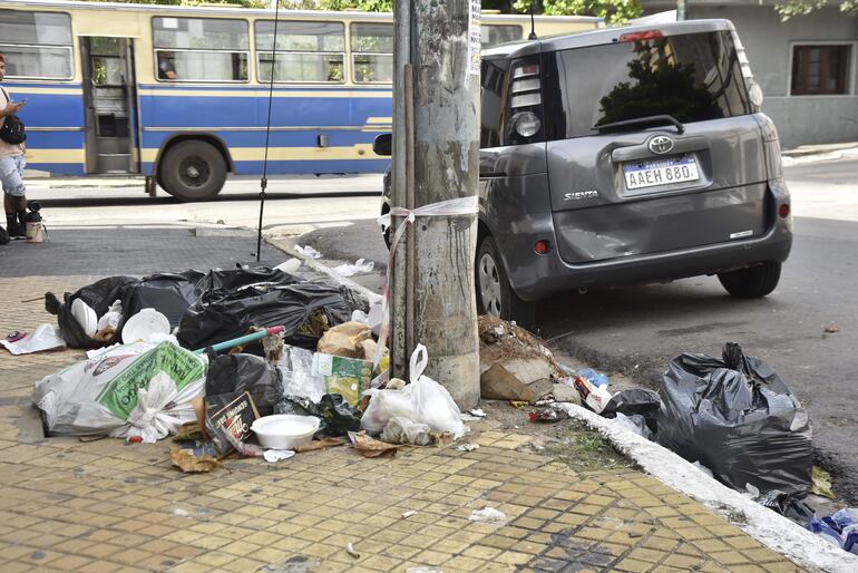 Basura desparramada en el microcentro asunceno.