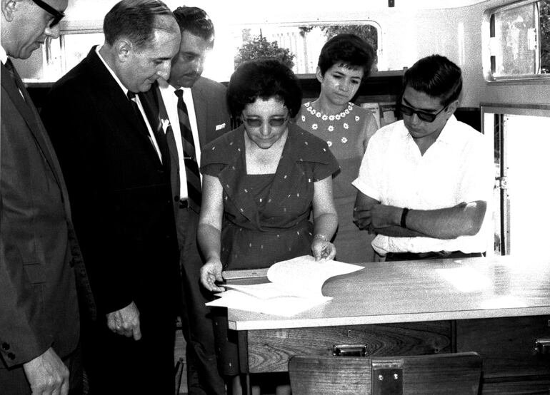 Donación de libros para la Biblioteca Rodante dentro del programa Alianza para el Progreso.