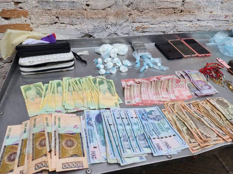 Aparte de los 263 gramos de cocaína, en el lugar del allanamiento también se encontraron dinero en efectivo y una balanza de precisión, que estaban usando para fraccionar la droga en pequeñas dosis.
