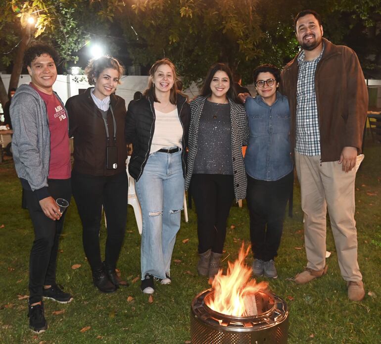 Junior Pujol, Amanda Bertón, Camila Della Loggia, Rebeca Pestana, Marcela Cuevas y Blas Verón.