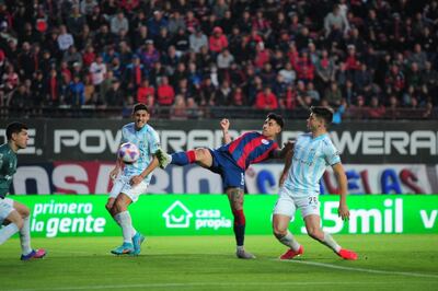 Adam Bareiro se anticipa a dos defensores del Atlético Tucumán y anota el gol para San Lorenzo