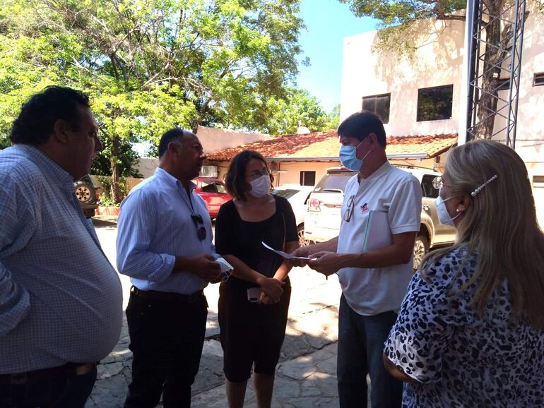 Los representantes de los vecinos conversaron con el intendente de San Bernardino, Emigdio Ruiz Díaz (ANR) con respecto al plan de construcción de un centro sanitario en un lugar inadecuado, de acuerdo a lo que explicaron.