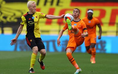 El paraguayo Miguel Almirón baja la pelota ante Will Hughes del Watford, en el partido de ayer.