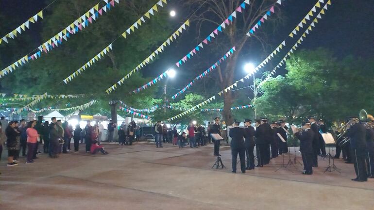 Una hermosa luna alumbra la noche de serenata en San Antonio.