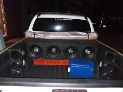 El vehículo incautado estaba equipado con potentes parlantes.