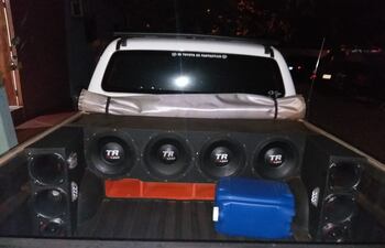 El vehículo incautado estaba equipado con potentes parlantes.