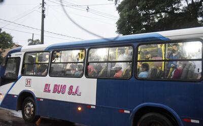 La aglomeración en buses expuso a pasajeros, pero a transportistas solo les multan, no imputan.