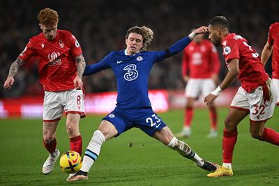 El mediocampista inglés de Nottingham Forest, Jack Colback (L), compite con el mediocampista inglés de Chelsea, Conor Gallagher (C), durante el partido de fútbol de la Premier League inglesa entre Nottingham Forest y Chelsea en The City Ground en Nottingham, centro de Inglaterra, el 1 de enero de 2023.