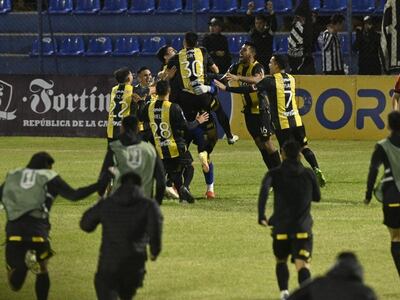 Los jugadores de Guaraní festejan el triunfo por penales sobre Libertad para acceder a las semifinales de la Copa Paraguay 2022.