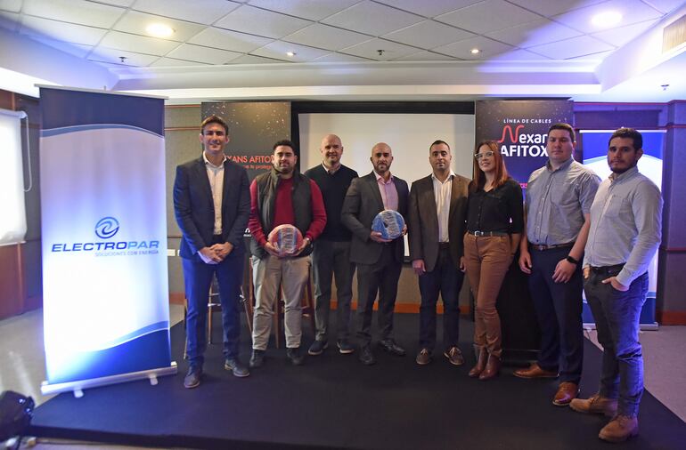 Rodolfo Pérez, director de Electropar; Alejandro Buzó; jefe de prevención de incendios de la Municipalidad de Asunción; Fernando Levi, jefe de Sucursal San Lorenzo de Electropar; Martín Lauw, gerente general de Electropar; Arturo Pukall, product manager Cables; Bárbara Ortigoza, analista de Productos Cables Eléctricos; Renato Estigarribia, gerente División Licitaciones y Miguel Mallada, ejecutivo de Cuentas Licitaciones.