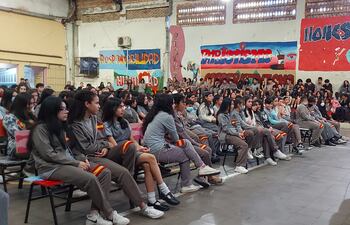 En la imagen se observa a Silvio Ávalos, uno de los que comparte parte de la historia de la ciudad a los estudiantes de San Lorenzo.