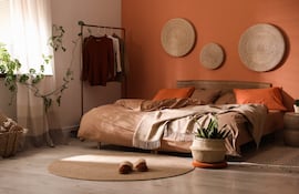 Habitación en tonos terrosos.