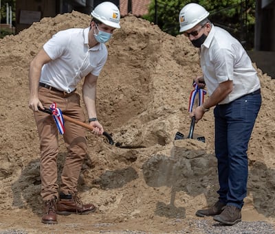 Alejandro Zuccolillo, director de ZUBA Inversiones, junto con el ingeniero Santiago Benítez Vieira, de la constructora Benítez Bittar, en la palada de ZUBA III.