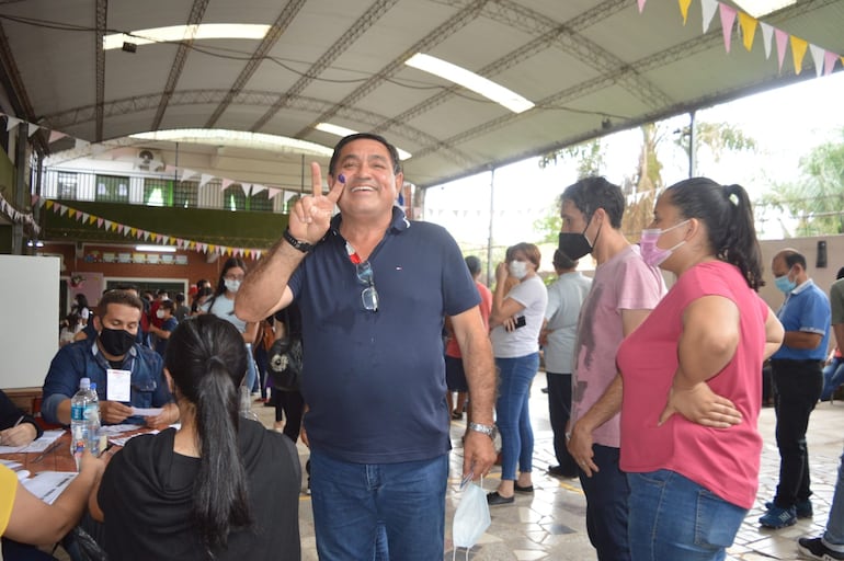 Teodosio Gómez, liberal, muestra el dedo indice como presagiando ya el triunfo que finalmente se concretó en la ciudad de Villeta. Este será su tercer período frente a la administración municipal.
