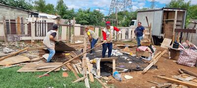 La Municipalidad de Asunción realiza la mudanza de las familias afectadas por la crecida del río Paraguay en distintas zonas.