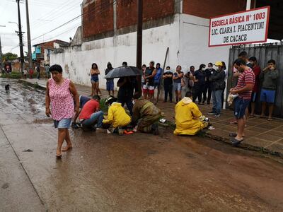 Con ayuda de vecinos lograron sacarlo y bomberos de Sajonia acudieron y le dieron primeros auxilios.