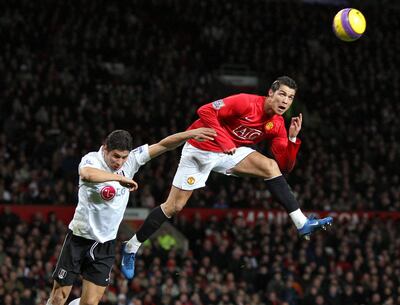 Cristiano Ronaldo “vuela” en procura de cabecear el balón, en una foto del 2007 cuando jugaba en el Manchester United.