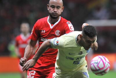 Carlos González (i) del Toluca disputa el balón con Sebastián Cáceres del América, durante un partido por la semifinal del torneo Apertura 2022 de la Liga MX, en el estadio Nemesio Diez en Toluca, Estado de México (México). EFE/Víctor Cruz