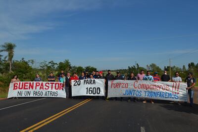 Agentes penitenciarios de la Cárcel Regional de Misiones cierran la ruta PY01 en forma escalonada en el kilómetro 203, distrito de San Juan Bautista.
