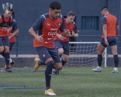 Federico Carrizo será uno de los que estarán en el juego en el Manuel Ferreira. Más atrás se lo ve a Robert Piris da Motta que también jugará.