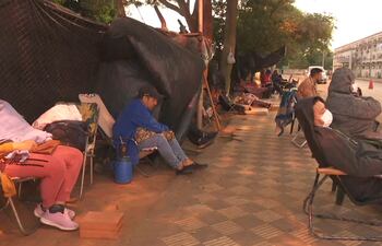 Familiares de internados en IPS piden acceso a sus pacientes.