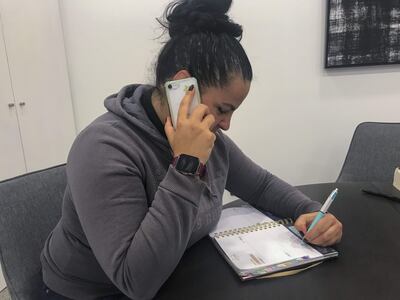 Karina entró con 12 años en los Trinitarios, en un momento en el que sufría acoso en el colegio. Buscaba "protección" y se integró en la banda latina "por amor" a su novio de 16 años, que era "respetado". Con 25 años, cuenta a Efe su doloroso paso por unas organizaciones que ven en las chicas una herramienta sexual y de las que se sirven para espiar a sus rivales.