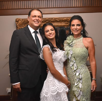 La quinceañera junto a sus padres Alejandro Spinzi y Solange Rasmussen.