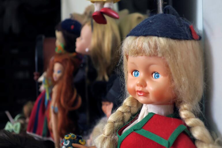 GRAF004. LISBOA (PORTUGAL), 15/01/2022.- Muñecas en una de las salas del museo del Hospital de Muñecas de Lisboa (Portugal) el 2 de diciembre de 2021. El Hospital de Muñecas de Lisboa lleva casi dos siglos curando a pacientes especiales que pasan por la sala de espera y el quirófano con la idea de mantener intacto el sentimiento y el cariño que les profesan sus dueños. "Es un sitio donde se curan "saudades" sobre todo y memorias que se tienen de la infancia, y donde se traen a veces muñecas muy viejecitas y mimadas a las que intentamos dar una segunda vida", cuenta a Efe Manuela Cutileiro, la "médica general" de este particular centro sanitario que este año cumplirá 192 años, uno de los más antiguos de este género en todo el mundo. EFE/ Brian Bujalance
