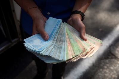 Un transportista venezolano muestra un fajo de bolívares. Venezuela sufre una hiperinflación y la economía destrozada tras dos décadas de gobierno chavista.