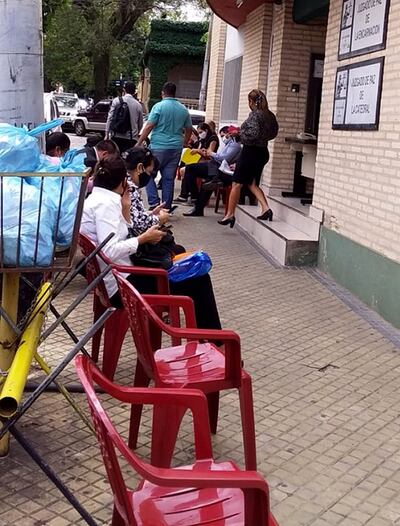 En el Juzgado de Paz de La Catedral, ubicado en Sajonia, la “sala de espera” es la vía pública.