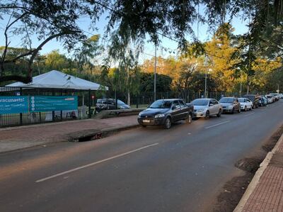 Esta tarde ya había fila de automovilistas en el Autovac de CDE para la vacunación de mañana lunes.