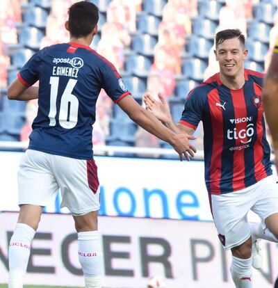 El goleador en La Nueva Olla Diego Churín anotó ayer el gol que le dio a Cerro Porteño el triunfo y lo celebra con Enzo.