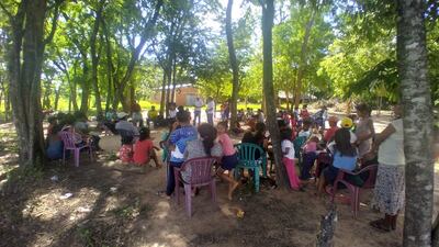 Los responsables de Tesãi Reka Paraguay mantienen constantes reuniones con las comunidades rurales para coordinar la asistencia monetaria.