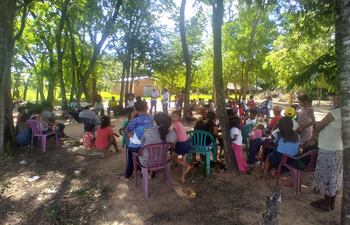 Los responsables de Tesãi Reka Paraguay mantienen constantes reuniones con las comunidades rurales para coordinar la asistencia monetaria.