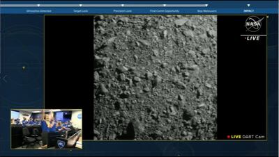Miebros de la NASA festejan tras colisión de la nave espacial de la misión DART contra un asteroide.