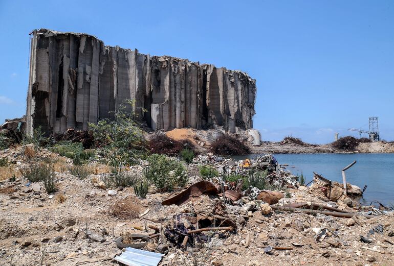 Una vista general de las ruinas de los silos de grano, destruidos en la explosión del puerto.