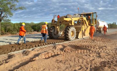 Obreros de Concret Mix realizan la mezcla de suelo-cemento en el Lote 5, en la zona Río Verde.