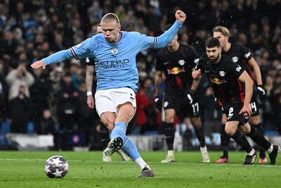 Erling Haaland anota desde el punto penal el primer gol para el Manchester City, que goleó 7-0 al Leipzig.