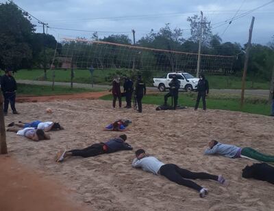 Efectivos de la comisaría 6° Central de Itauguá se trasladaron hasta una chanchita de vóley en la compañía Potrero, donde detuvieron a los presuntos asaltantes.