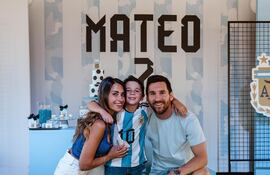 El feliz cumpleañero Mateo con sus papis Antonela Roccuzzo y Lionel Messi.