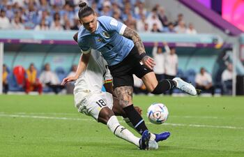 Darwin Núñez sufre una falta del zaguero camerunés Daniel Amartey dentro del área, que el árbitro alemán Daniel Siebert no se animó a sancionar como penal.