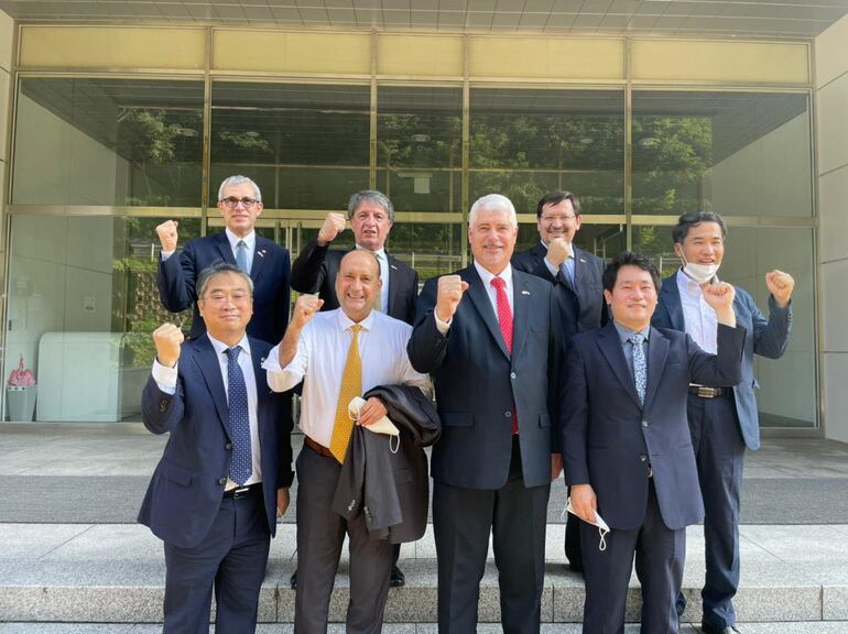Arnoldo Wiens, Lauro Ramírez y Óscar Salomón cuando viajaron a corea para negociar el tren.