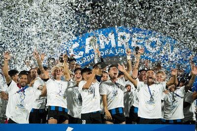 Miguel Samudio (primero de la izquierda) y sus compañeros del Liverpool festejan con la copa tras el partido final de la Supercopa 2022 de Uruguay entre Club Nacional y Liverpool Fútbol Club, el domingo, en el Estadio Centenario de la ciudad de Montevideo (Uruguay). El Liverpool uruguayo hizo méritos este domingo para quedarse con la Supercopa del fútbol local al derrotar 1-0 al Nacional en un encuentro en el que gran parte del tiempo los negriazules estuvieron con diez hombres en el terreno. EFE/ Enzo Santos