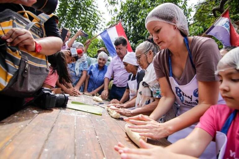 La dupla presidencial, Efraín Alegre y Soledad Núñez, preparan la masa para el chipa, alimento tradicional de nuestro país.