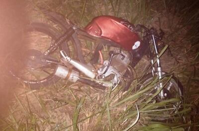 La motocicleta en la que circulaban los jóvenes hasta que fueron embestidos.