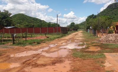 El camino vecinal del barrio San Miguel, de Paraguarí, cuya reparación piden los lugareños.
